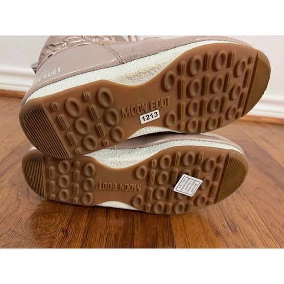 B57 Moon Boot Icon Pillow Low Snow Boots US 7/8 Maximalist Après Ski Futuristic - Picture 9 of 13